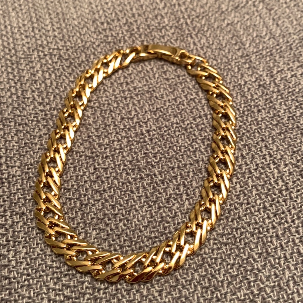 Gold Tone Chain Linked Bracelet In Excellent Condition Nice Quality